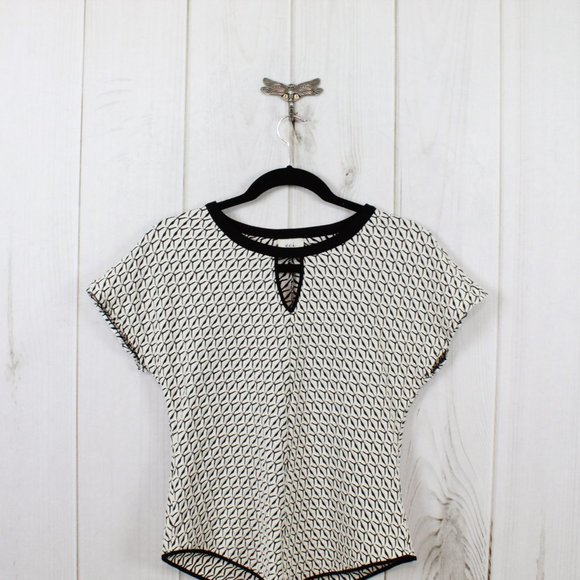 ECI New York Black Printed Cap Sleeves Keyhole Scoop Neck Blouse Top - Picture 2 of 9